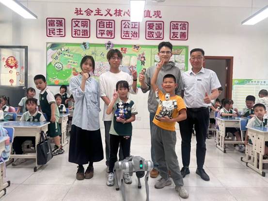 一群年轻人在房间里AI 生成的内容可能不正确。