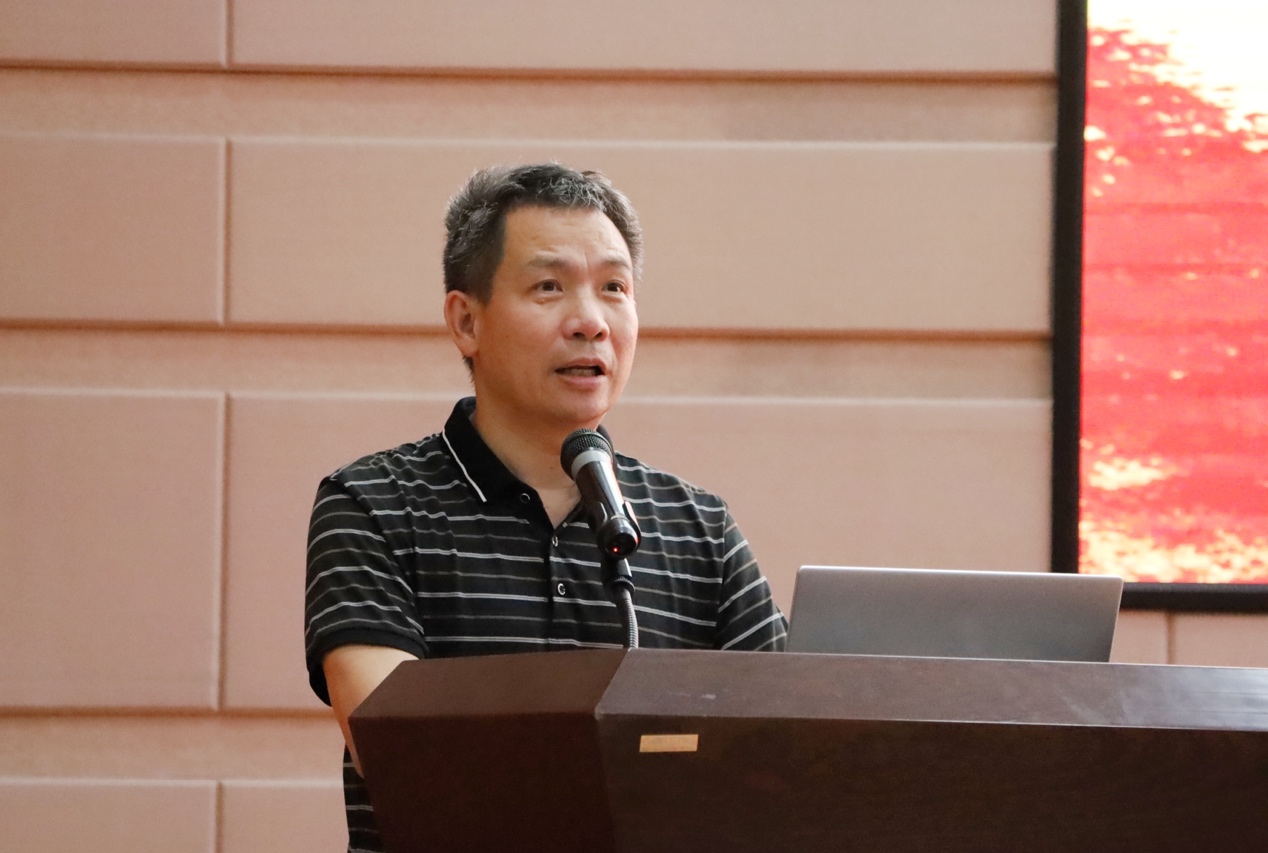 人看着电脑描述已自动生成