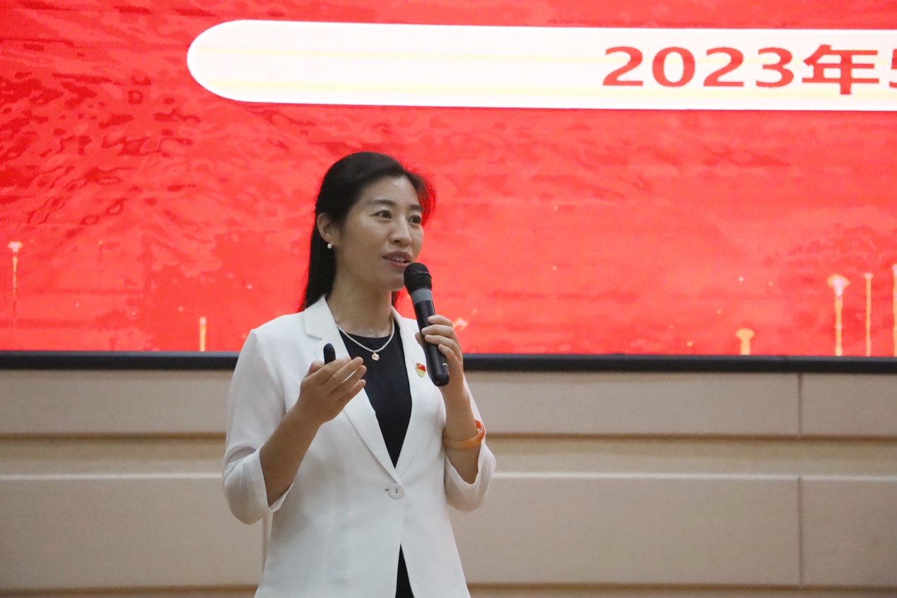 穿着西装笔挺的男子与配字中度可信度描述已自动生成