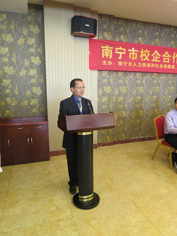 闄堥泟绔犲壇鏍¢暱鍦ㄤ細涓婂彂瑷€.JPG