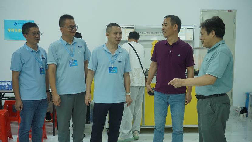 校领导与院领导亲切交谈