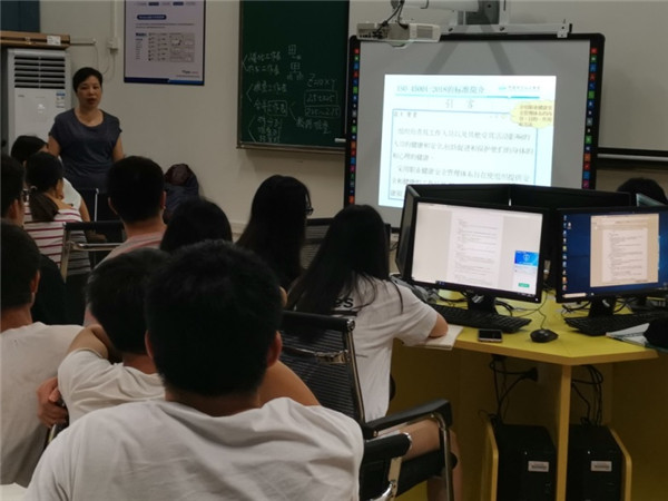 资深审核员李家玲讲授职业健康安全管理体系及审核方法_副本.jpg
