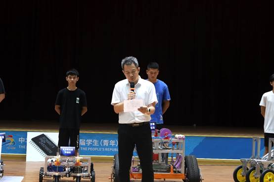 一群人在台上表演低可信度描述已自动生成