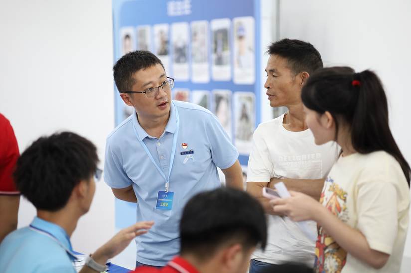 刘波副书记与家长交流