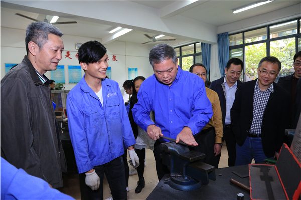 潘局长做现场演示教学_副本.jpg